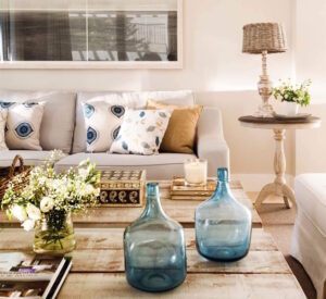 deco salon vases dame jeanne verre bleu table basse bois brut coussins decoratifs