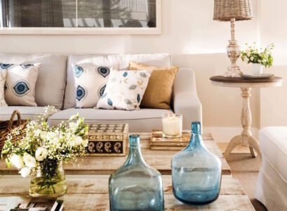 deco salon vases dame jeanne verre bleu table basse bois brut coussins decoratifs
