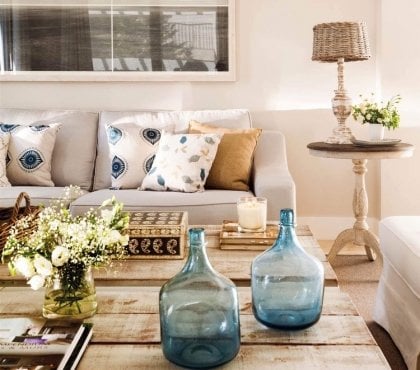 deco salon vases dame jeanne verre bleu table basse bois brut coussins decoratifs