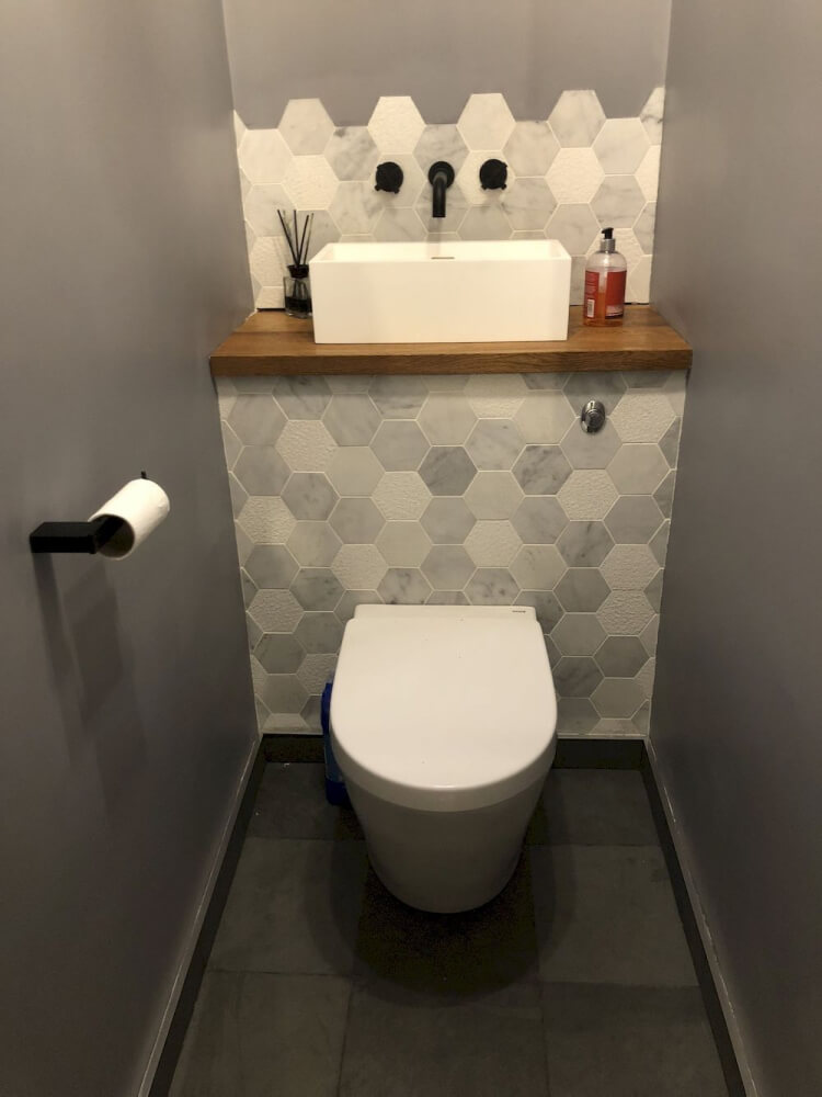 déco petites toilettes style minimaliste rebord accessoires