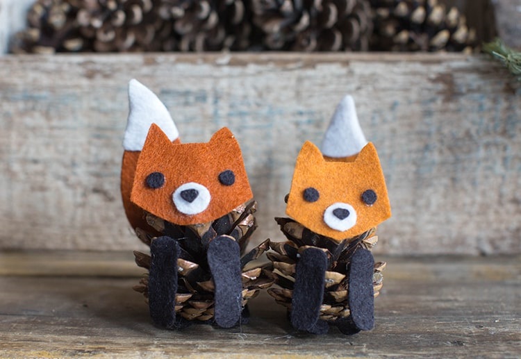 fabriquer des animaux en pommes de pin petits renards en feutrine