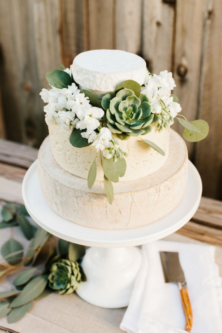 gateau mariage alternativ meules fromage deco succulentes fleurs blanches