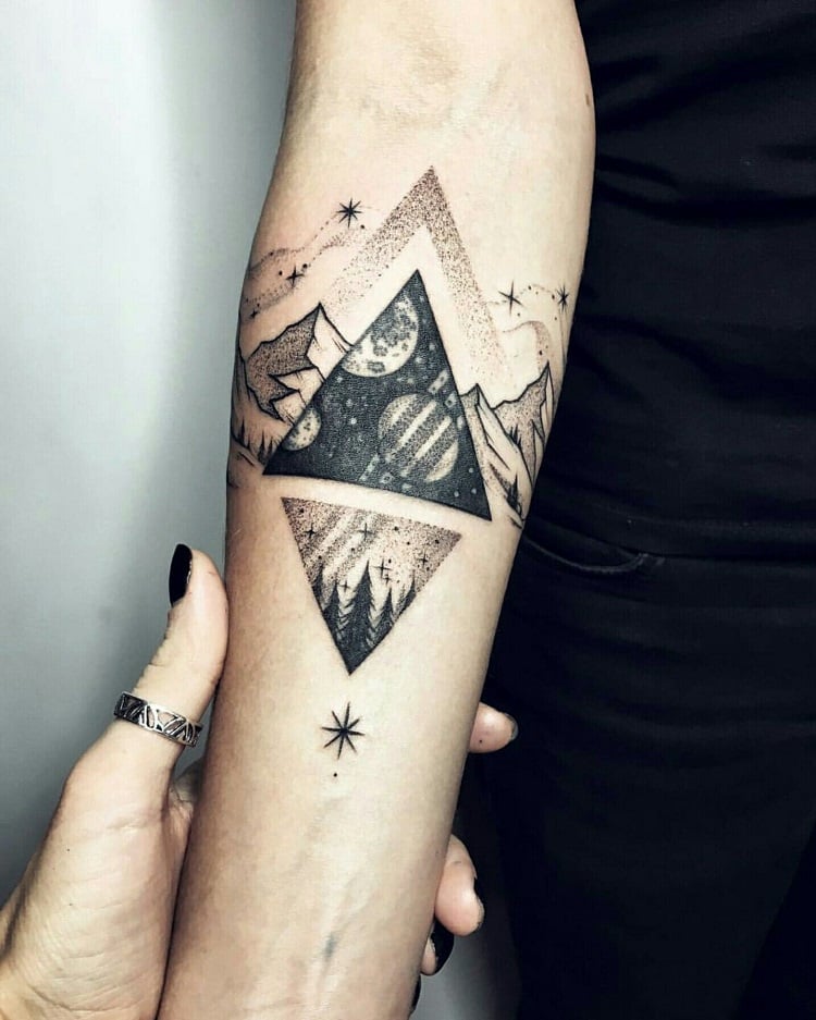 geometrique trianges pyramide montagne tatoo