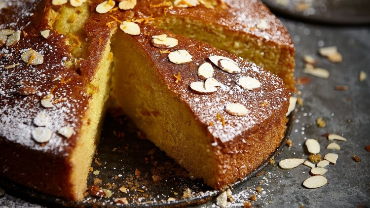 gâteau huile d’olive saupoudrer sucre poudre tranches amandes