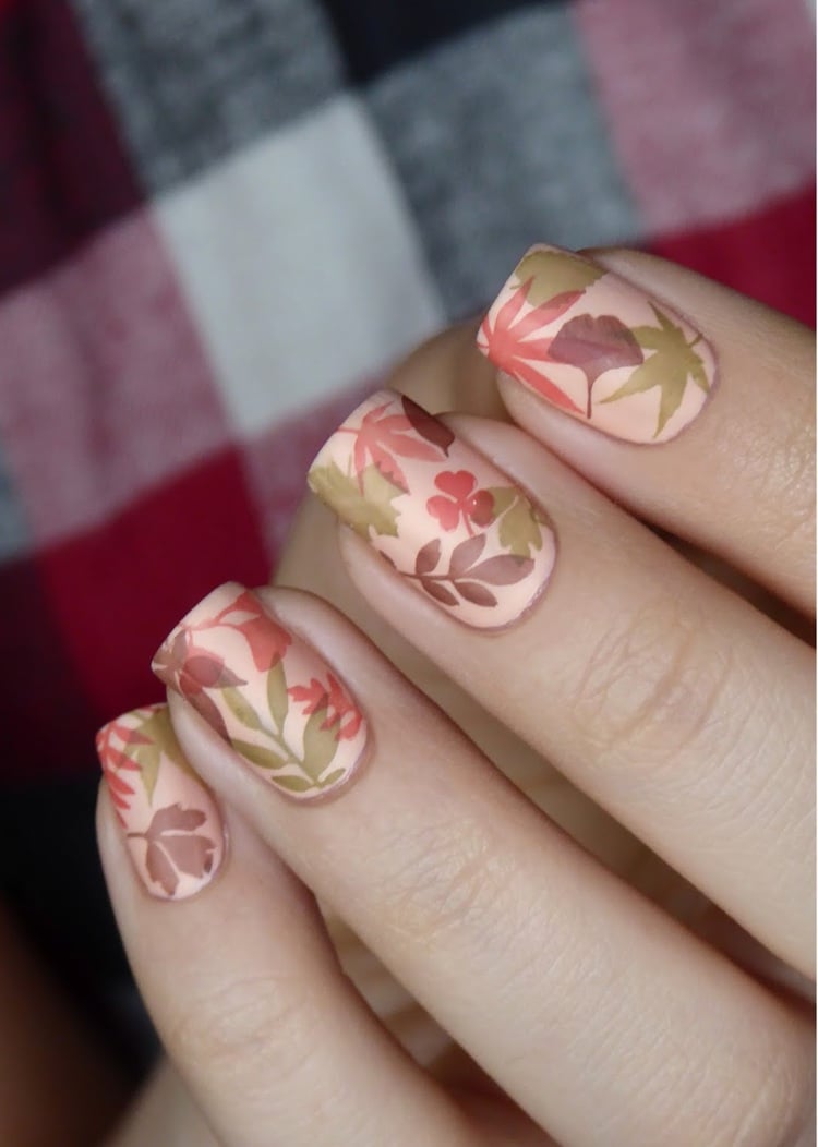 idee nail art feuilles automne couleurs sourdes