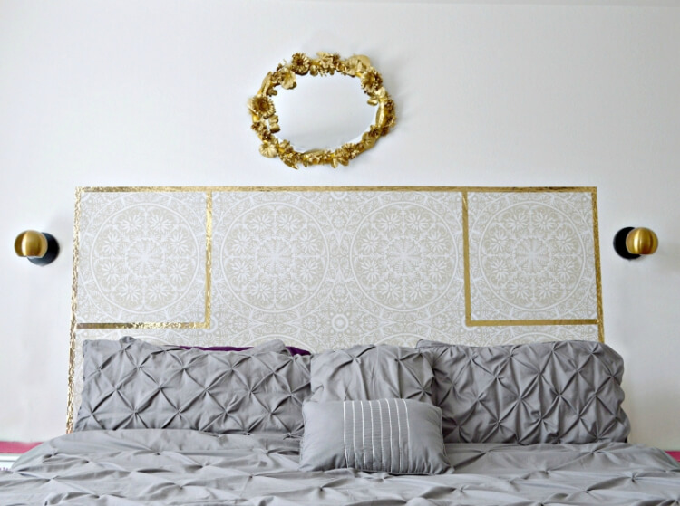 idée tête de lit en papier peint mandalas cadrés rubans or