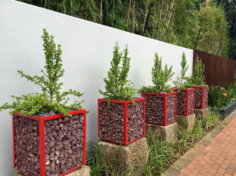 jardiniere gabion cage rouge petits arbustes idee deco jardin