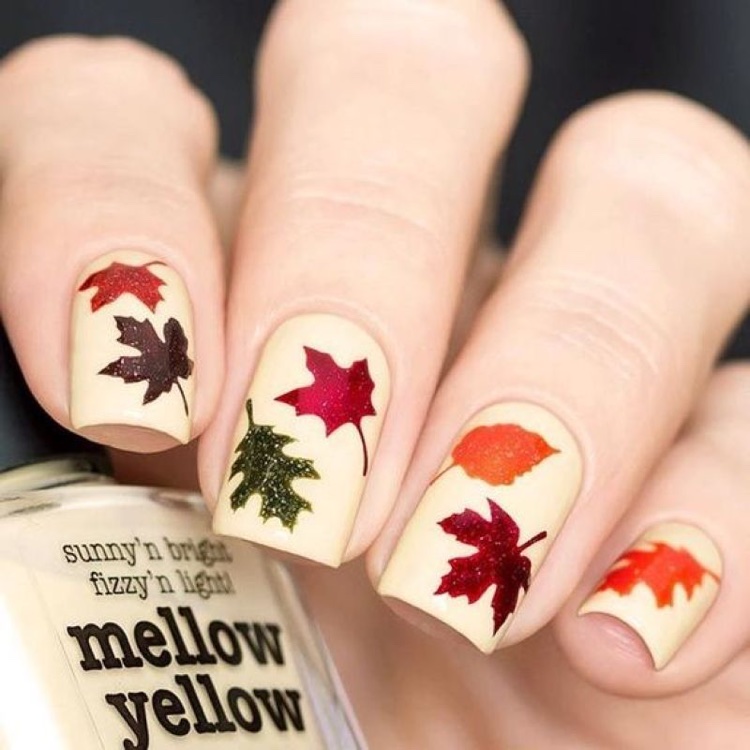 manucure automne jaune pastel nail art feuilles automne differentes couleurs