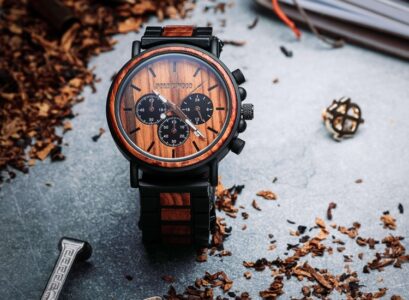 montre en bois rougeatre design moderne mecanisme quartz trois chronographes