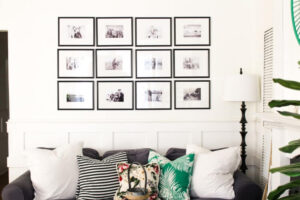 mur de cadres longue histoire famille