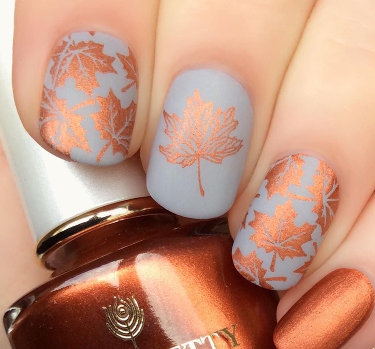 nail art feuille automne stamping vernis gris mat