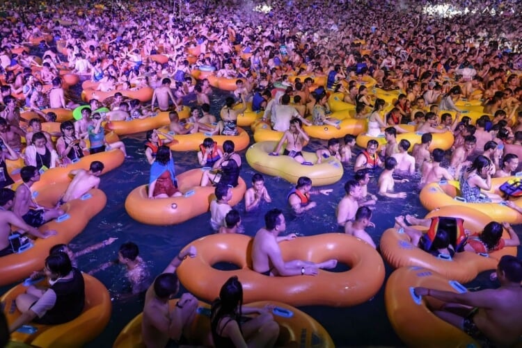 pandémie covid-19 party piscine milliers fêtards wuhan