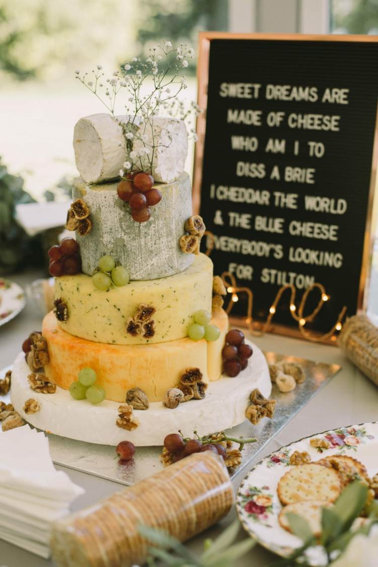 piece montee originale mariage meules de fromage raisins noix figues crackers