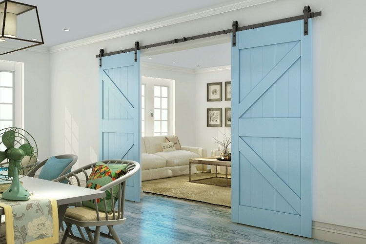 portes bleues salle manger sallon chaise table été