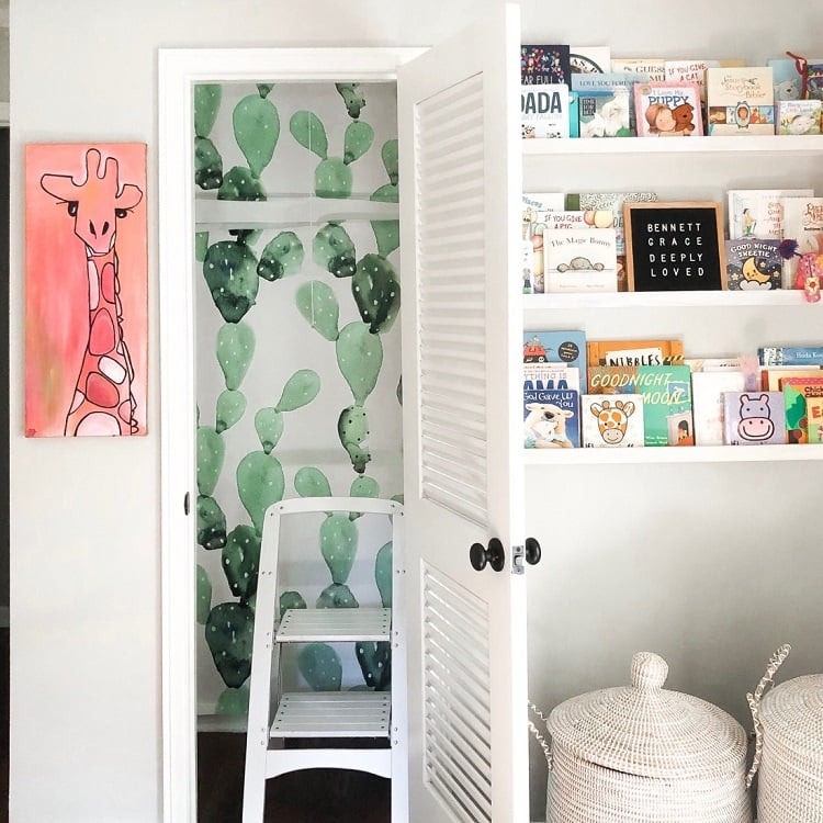 relooking armoire chambre enfant papier peint motifs cactus