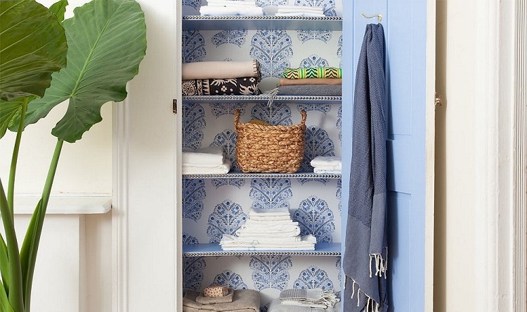 relooking armorie avec chutes de papier peint idées déco diy originale