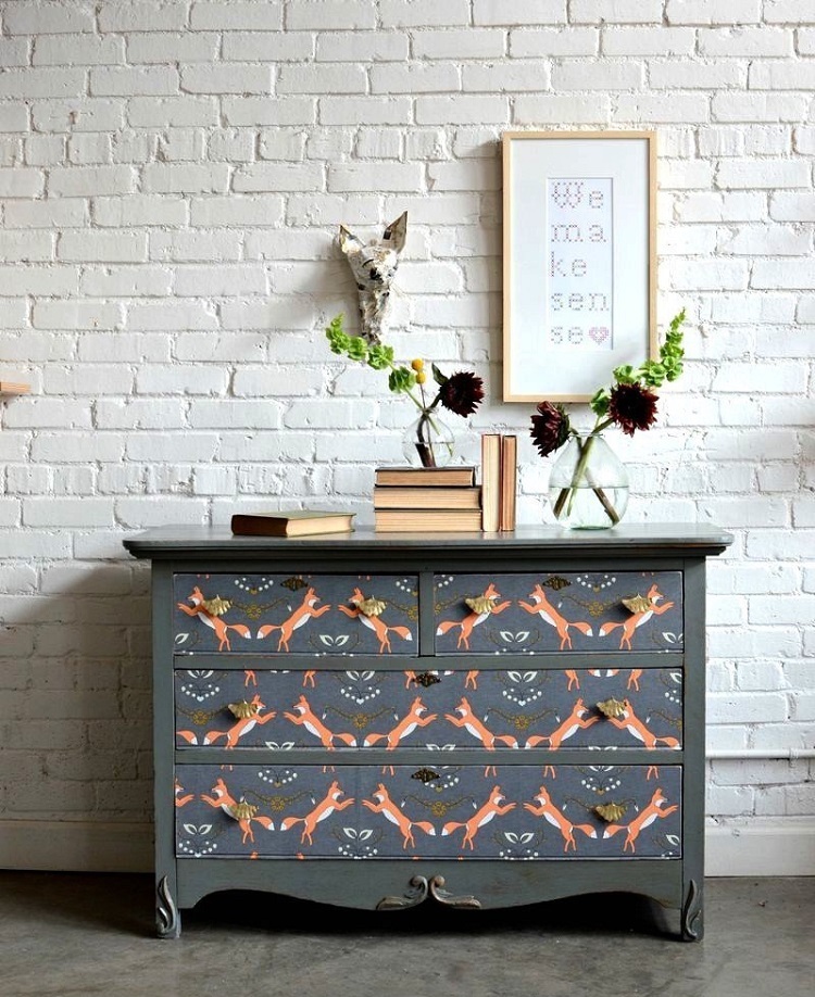 relooking meuble commode vintage avec papier peint motifs animaliers poignées dorées