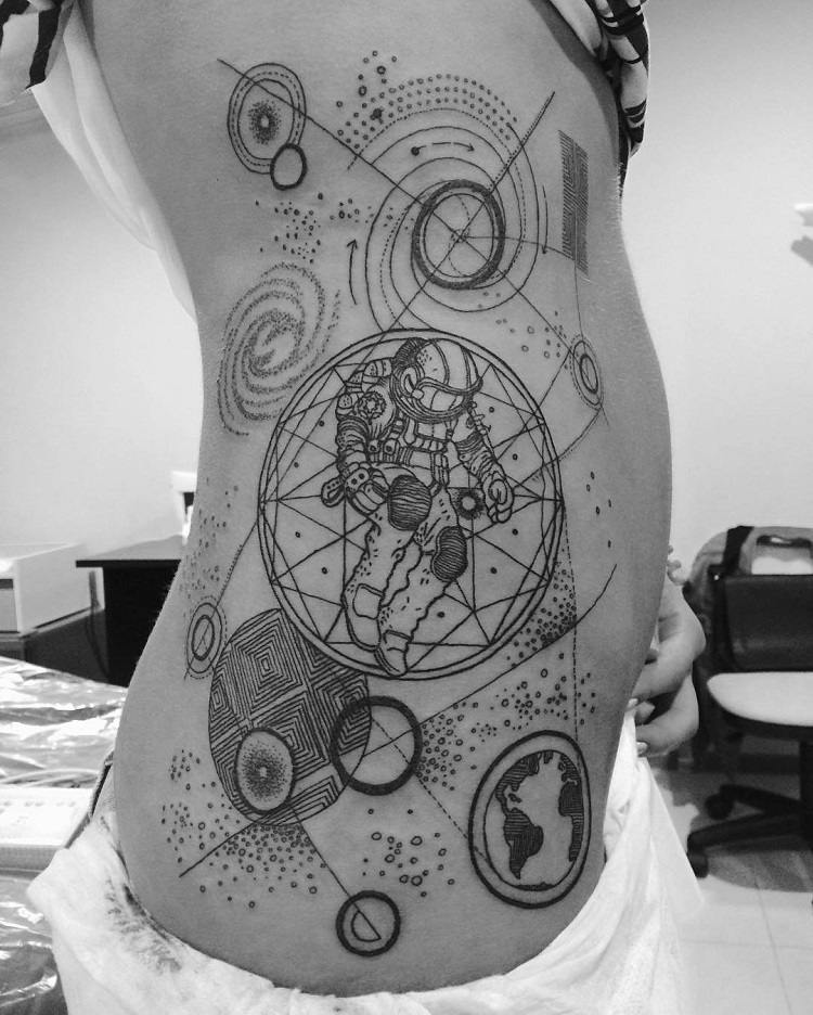 tatouage corps planètes géométrique 