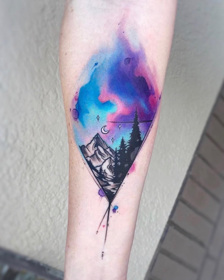 tatouage aquarelle montagne somet arbre galaxie ciel