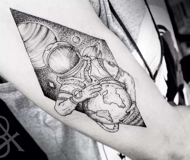tatouage espace astronaute planète Terre lune Mars