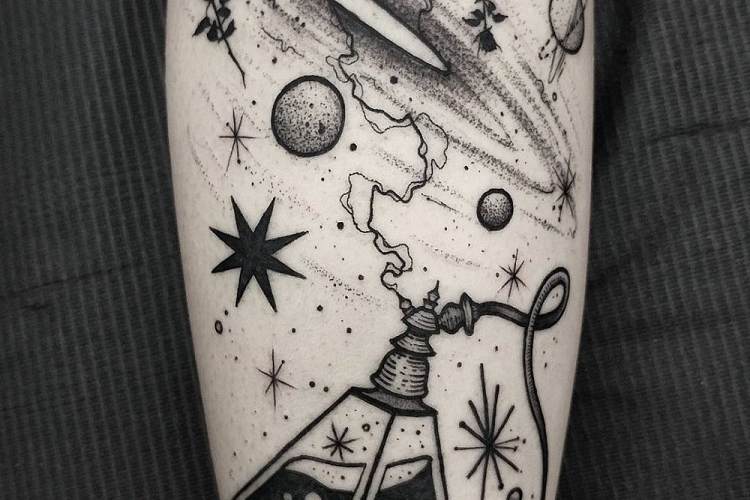 Tatouage espace en 25 idées inspirantes