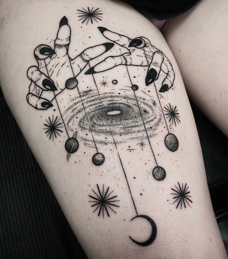 tatouage jambe spatial lune galaxie etoiles planetes mains