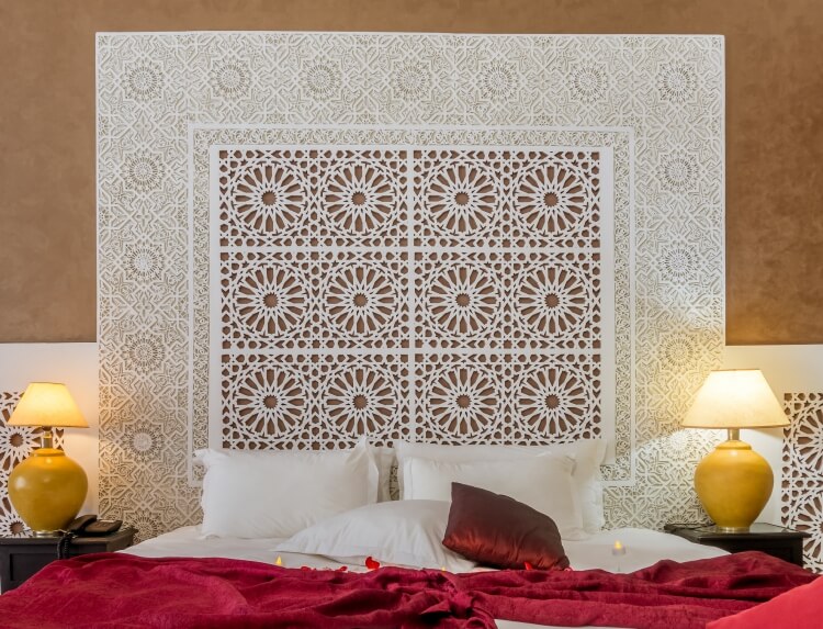 tête de lit en papier peint carré blanc mandalas découpés
