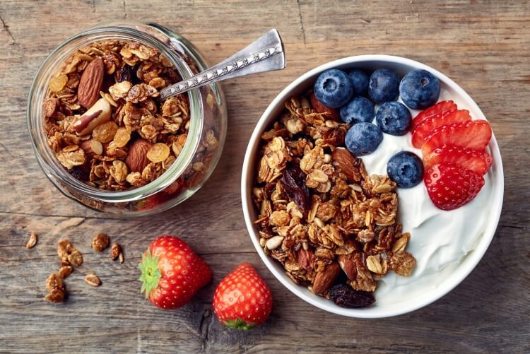 aliments probiotiques prébiotiques traitement constipation yaourt granola fruits