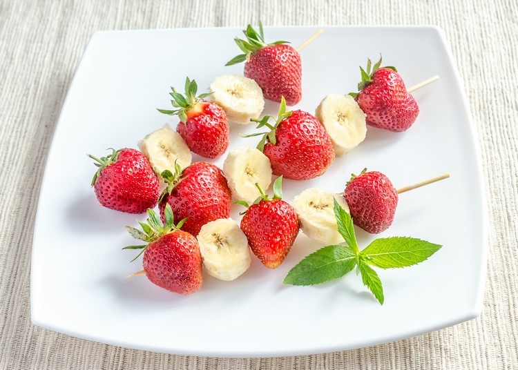 brochettes de fruits frais facile à préparer fraises et bananes