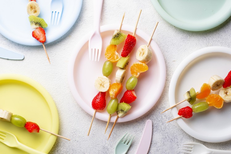 brochettes de fruits frais idée apéro saines fraises bananes kiwi