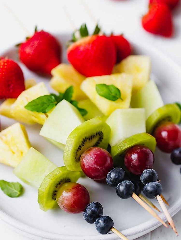 brochettes de fruits fraises ananas kiwi mûres idée apéro