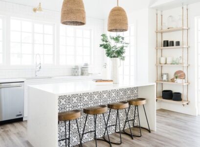 carrelage ilot de cuisine motif geometrique noir et blanc cuisine blanche et lumineuse