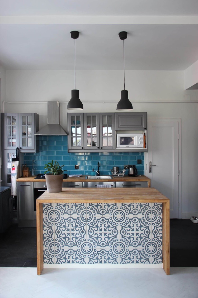 carrelage ilot de cuisine motif mandala bleu et blanc plan de tavail en bois