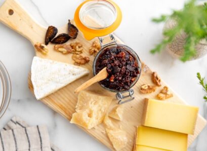 chutney figues sechees noix grillees vin rouge epices accompagnement plateau de fromages