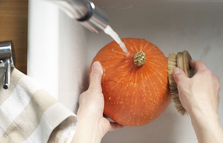 conserver la citrouille halloween brossage lavage eau savonneuse