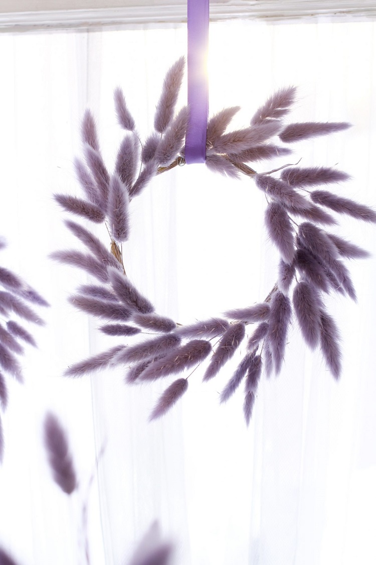 couronne de Lagurus ovale en couleur lilla decorer les fenetres