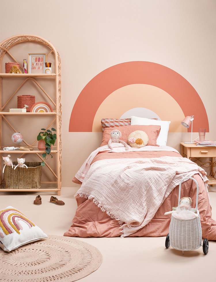 deco chambre enfant couleurs pastel peindre tete de lit au mur façon arc-en-ciel