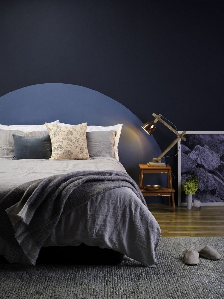 deco mur tete de lit peinture bleu foncé décoration chambre à coucher moderne