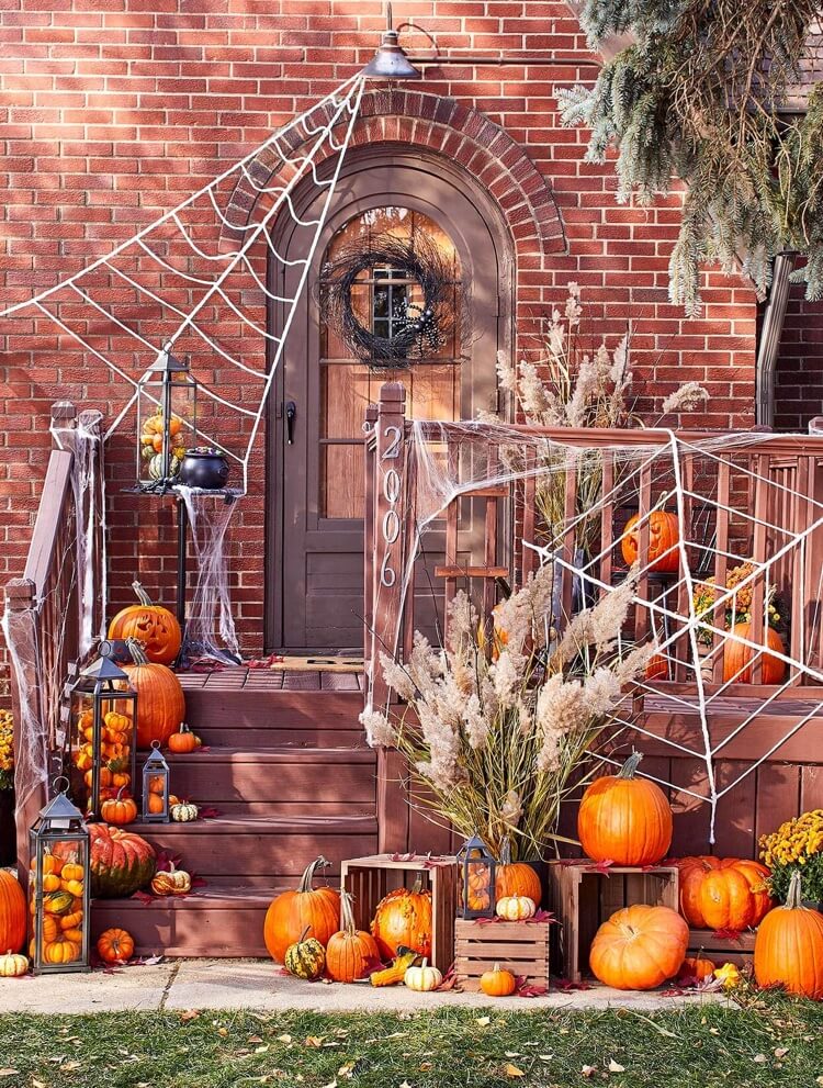 deco porche halloween citrouilles lanternes herbe pampa toiles araignees decoratives