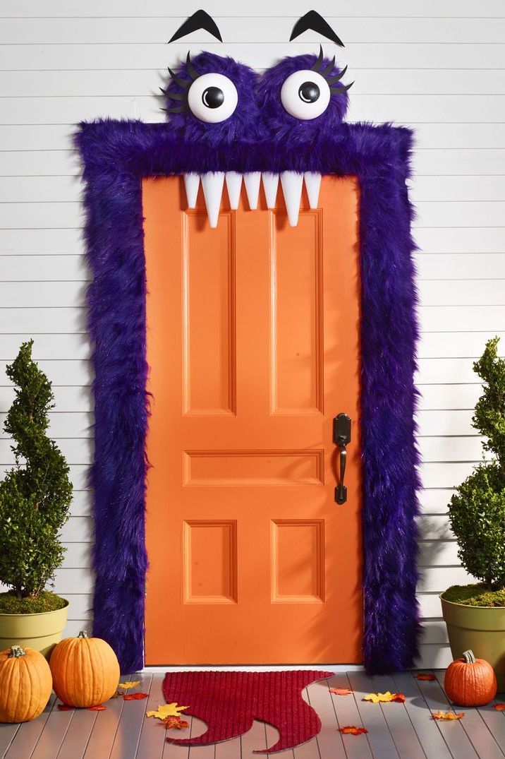 deco porte halloween drole de monstre violet guirlande plumes porte orange