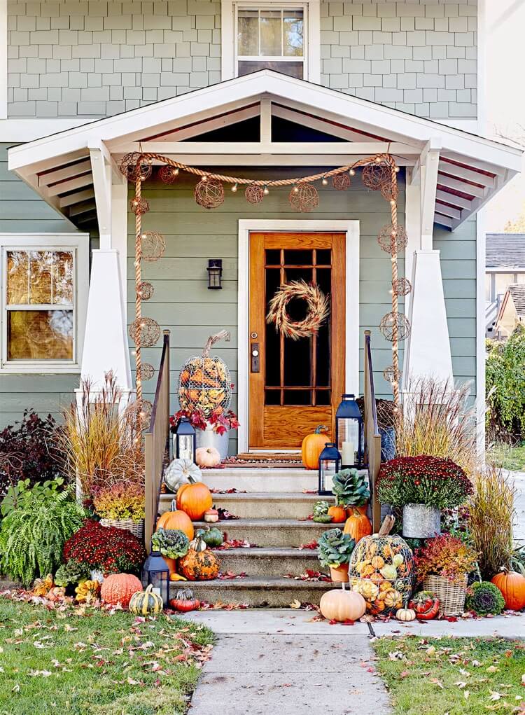 decoration halloween porche citrouilles jardinieres automne chrysanthemes couronne de porte epi de ble