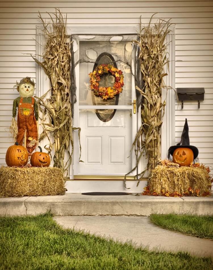 decoration halloween porche epouvantail courges tiges de mais seches