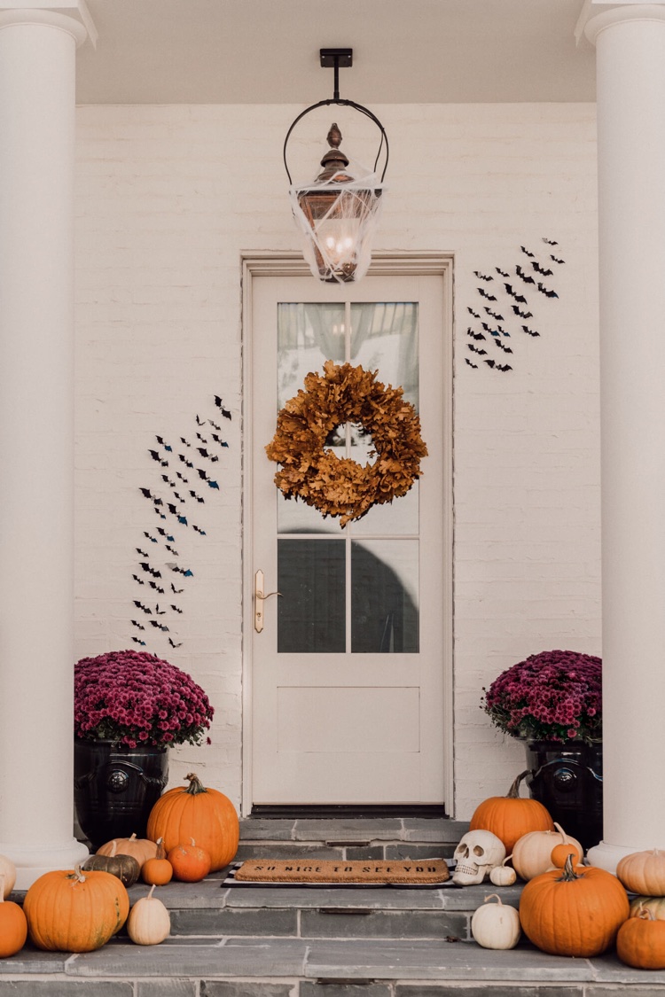 decoration halloween porche porte entree courges couronne de porte feuilles automne deco murale chauve souris