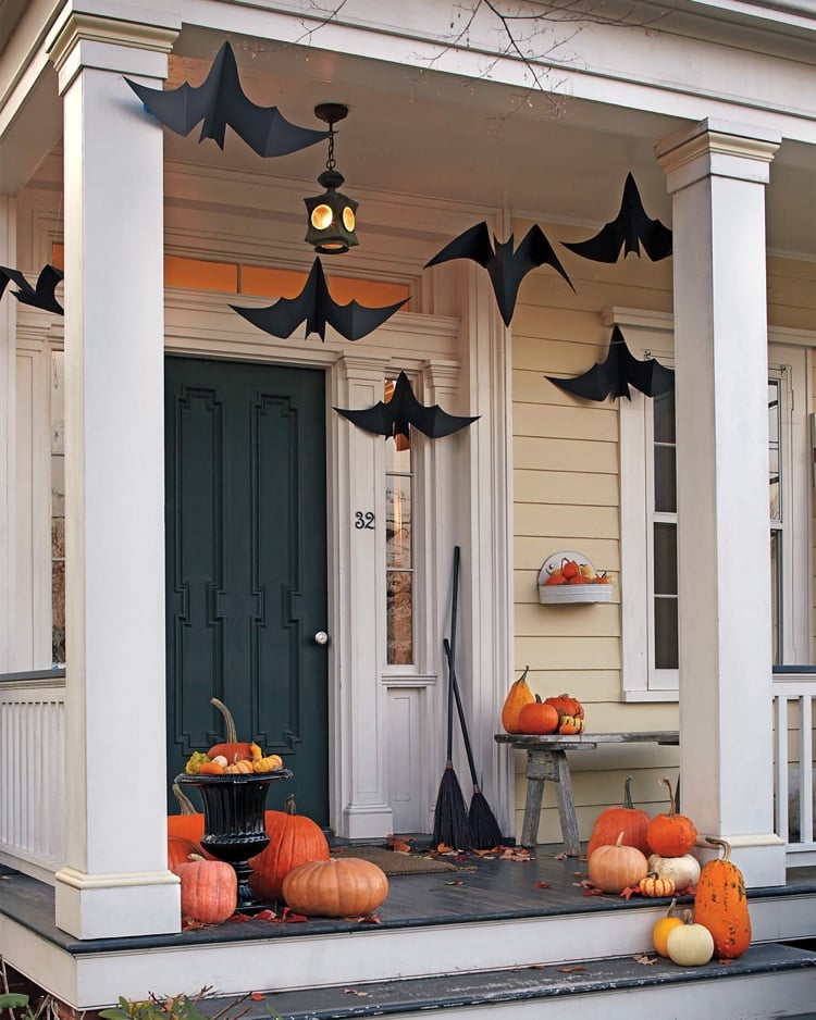 decorer le porche pour halloween avec citrouilles balais chauve souris en carton