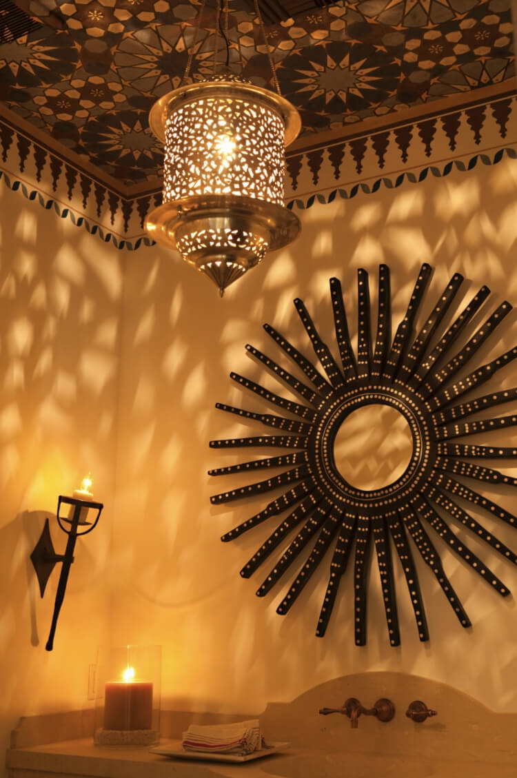 décoration bohème toilettes lanterne maroccaine plafond carrelé