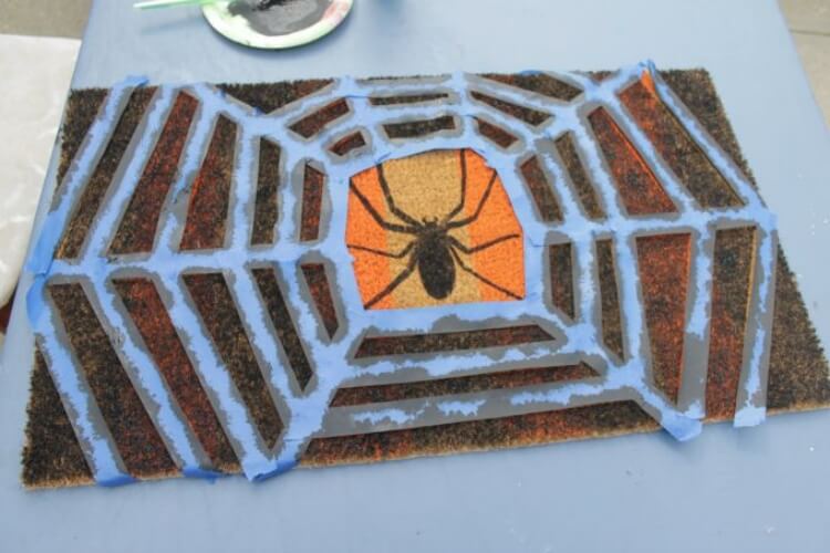 décoration halloween diy essuie-pieds araignée projet facile tutoriel