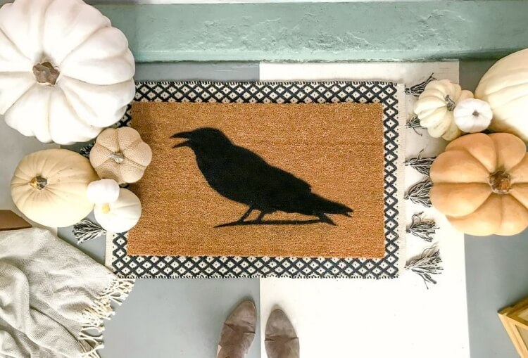 décoration halloween diy tapis devant porte corbeau