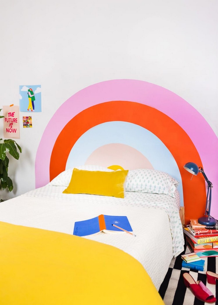 décoration murale chambre enfant arc-en-ciel motif ludique tete de lit peinture