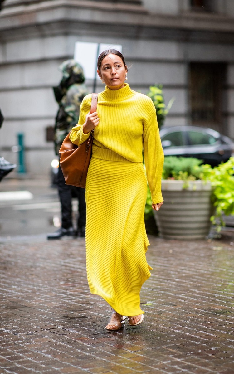 ensemble en tricot jupe et pull col montant jaune chaussures ouvertes idée tenue femme automne 2020