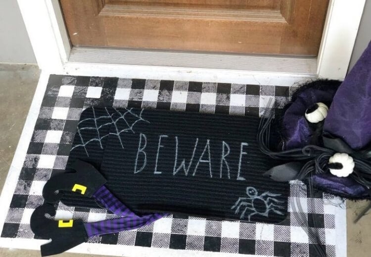 essuie-pieds sorcière sous paillasson de porte décoration Halloween DIY